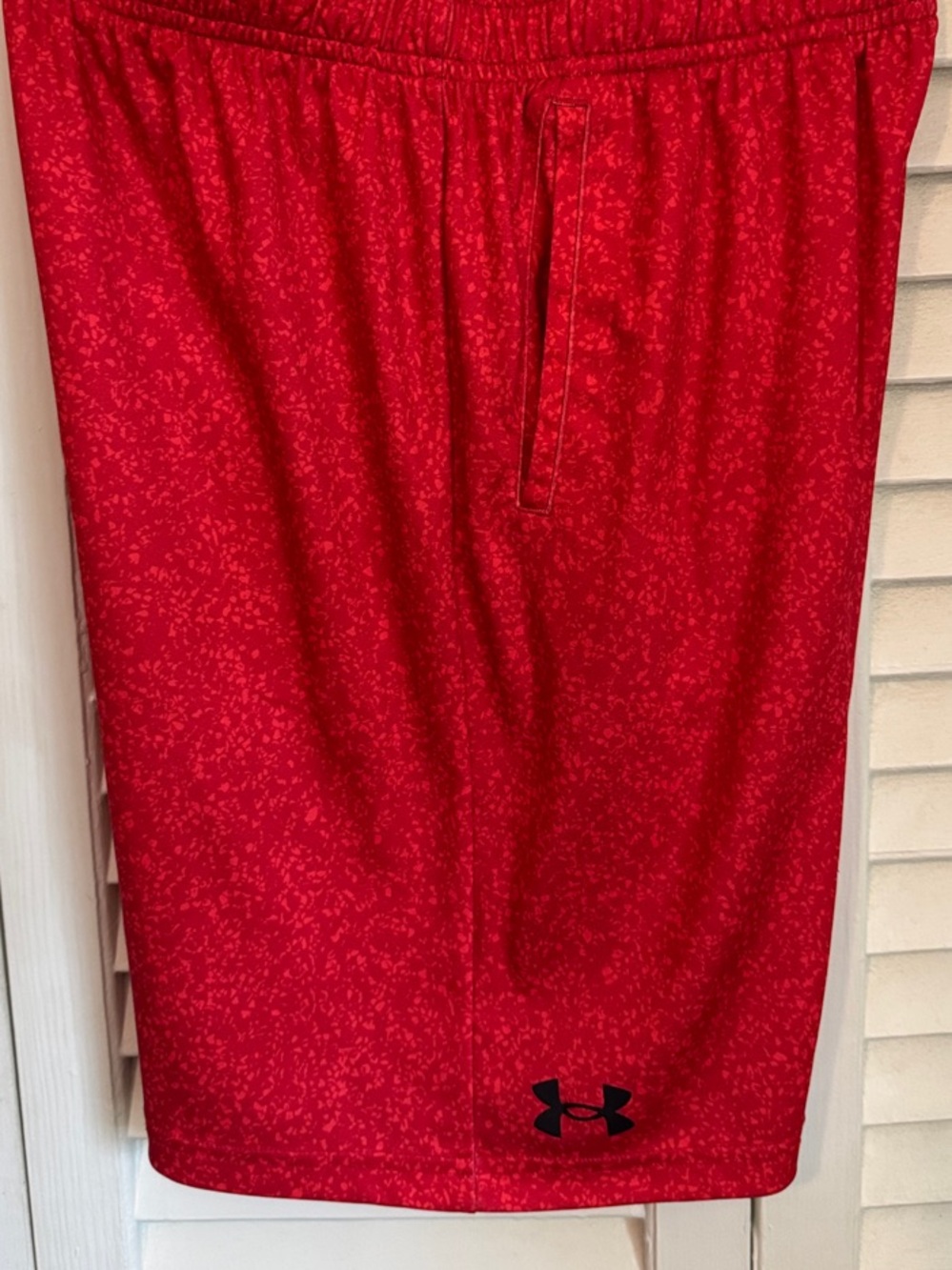 Under Armour BOYS LARGE Youth Red Performance Training Shorts.  LIKE NEW